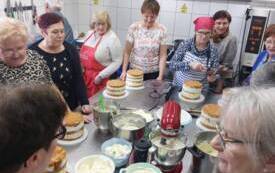 Galeria aktualności Seniorzy w akcji: kreatywne torty i kulinarna pasja na kursie &bdquo;Żyjmy zdrowo&rdquo; 4