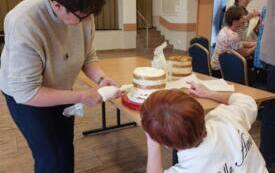 Galeria aktualności Seniorzy w akcji: kreatywne torty i kulinarna pasja na kursie &bdquo;Żyjmy zdrowo&rdquo; 5