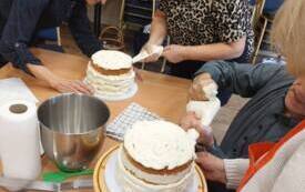 Galeria aktualności Seniorzy w akcji: kreatywne torty i kulinarna pasja na kursie &bdquo;Żyjmy zdrowo&rdquo; 6