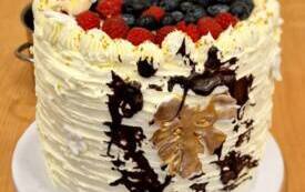 Galeria aktualności Seniorzy w akcji: kreatywne torty i kulinarna pasja na kursie &bdquo;Żyjmy zdrowo&rdquo; 7