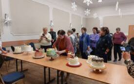 Galeria aktualności Seniorzy w akcji: kreatywne torty i kulinarna pasja na kursie &bdquo;Żyjmy zdrowo&rdquo; 8