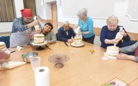 Galeria aktualności Seniorzy w akcji: kreatywne torty i kulinarna pasja na kursie &bdquo;Żyjmy zdrowo&rdquo; 9