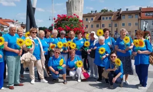 seniorzy w sali BDK w Sośnie podczas wykładu dietetyka ds. żywienia