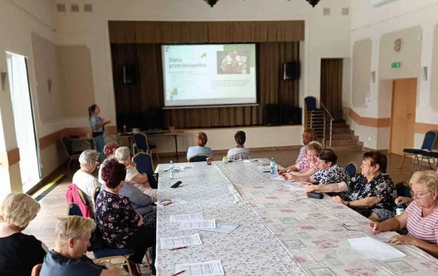 seniorzy w sali BDK w Sośnie podczas wykładu dietetyka ds. żywienia