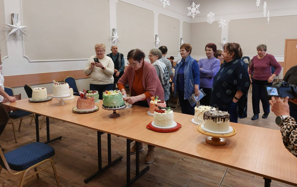 Zdjęcie do Seniorzy w akcji: kreatywne torty i kulinarna pasja na kursie &bdquo;Żyjmy zdrowo&rdquo;