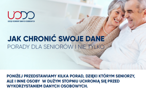 Starsze małżeństwo siedzi razem na kanapie i uśmiecha się, przeglądając laptop. Na górze widoczne jest logo Urzędu Ochrony Danych Osobowych (UODO) oraz tytuł „Jak chronić swoje dane – porady dla seniorów i nie tylko”. Poniżej znajduje się tekst wprowadzaj