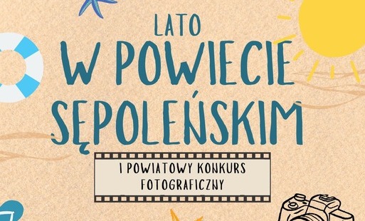 Plakat o letniej, wakacyjnej stylistyce przedstawia kolorowe elementy plażowe: słońce, muszle, rozgwiazdę, klapki, koło ratunkowe oraz małą łódkę z herbem powiatu. Na środku widnieje aparat fotograficzny, podkreślający temat konkursu. Tło przypomina piase