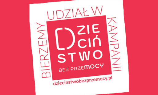 Grafika promująca udział w kampanii „Dzieciństwo bez Przemocy”. Na czerwonym tle znajduje się biała, lekko przekrzywiona plansza. W jej centralnej części umieszczono czerwone logo z napisem „Dzieciństwo bez przemocy”. Wokół logo znajduje się tekst: „Udział w kampanii” zapisany na górze oraz pionowo po bokach. Pod logo widoczny jest adres strony internetowej: dziecinstwobezprzemocy.pl. Całość utrzymana jest w czerwono-białej kolorystyce charakterystycznej dla kampanii społecznej przeciw przemocy wobec dzieci.