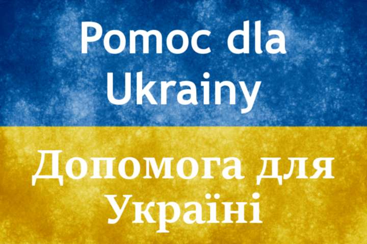 Biały napis pomoc dla Ukrainy w języku polskim i ukraińskim w tle flaga Ukrainy